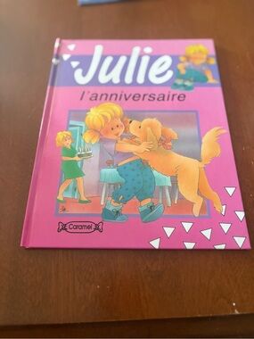 Julie l'anniversaire Pink Children's Book